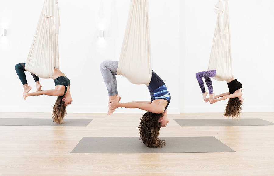 Groupe de femmes pratiquant le Yoga aérien