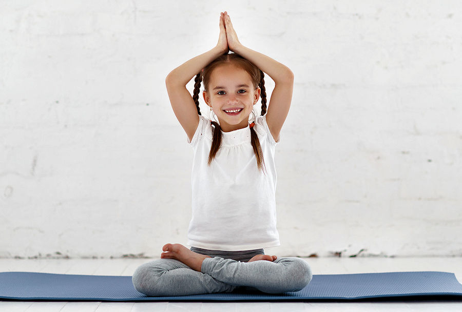 Enfant pratiquant le yoga