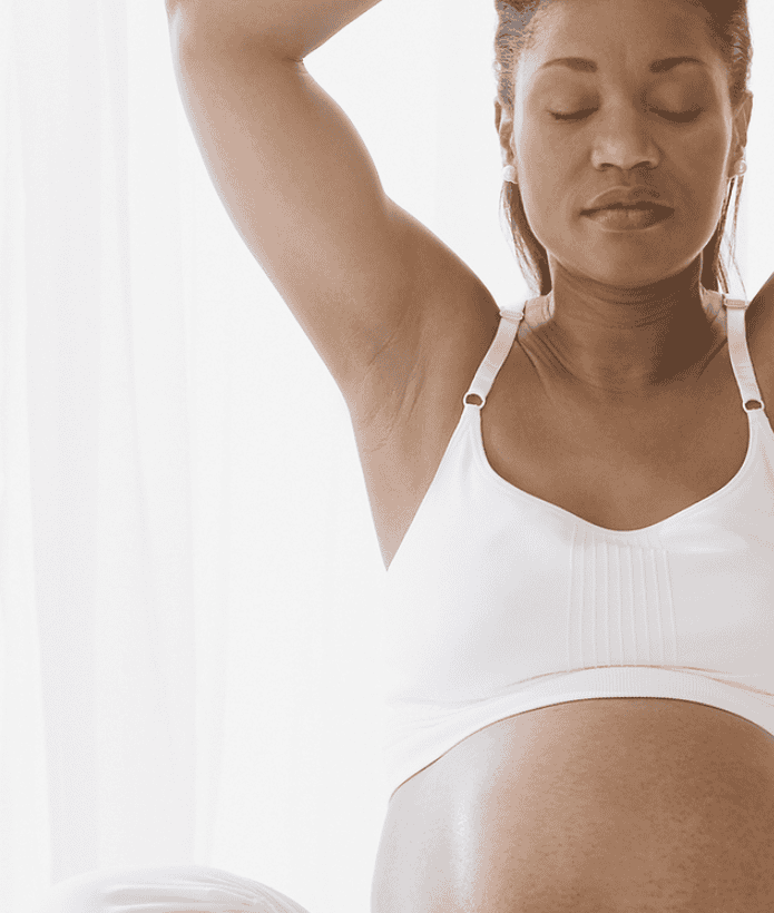 Femme pratiquant le yoga prénatal